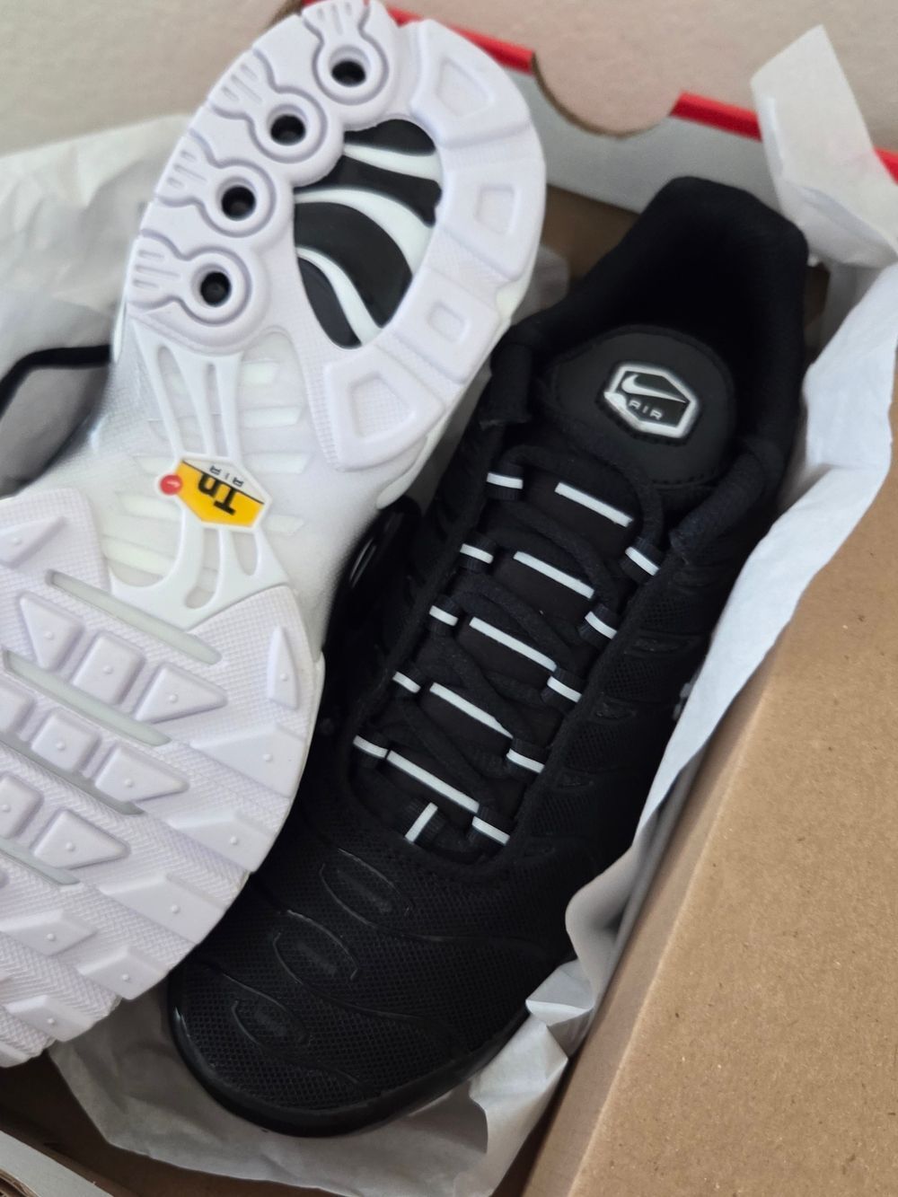 Nike WMNS Air Max Plus - Black/White (Size 6.5) - Picture 6 of 6